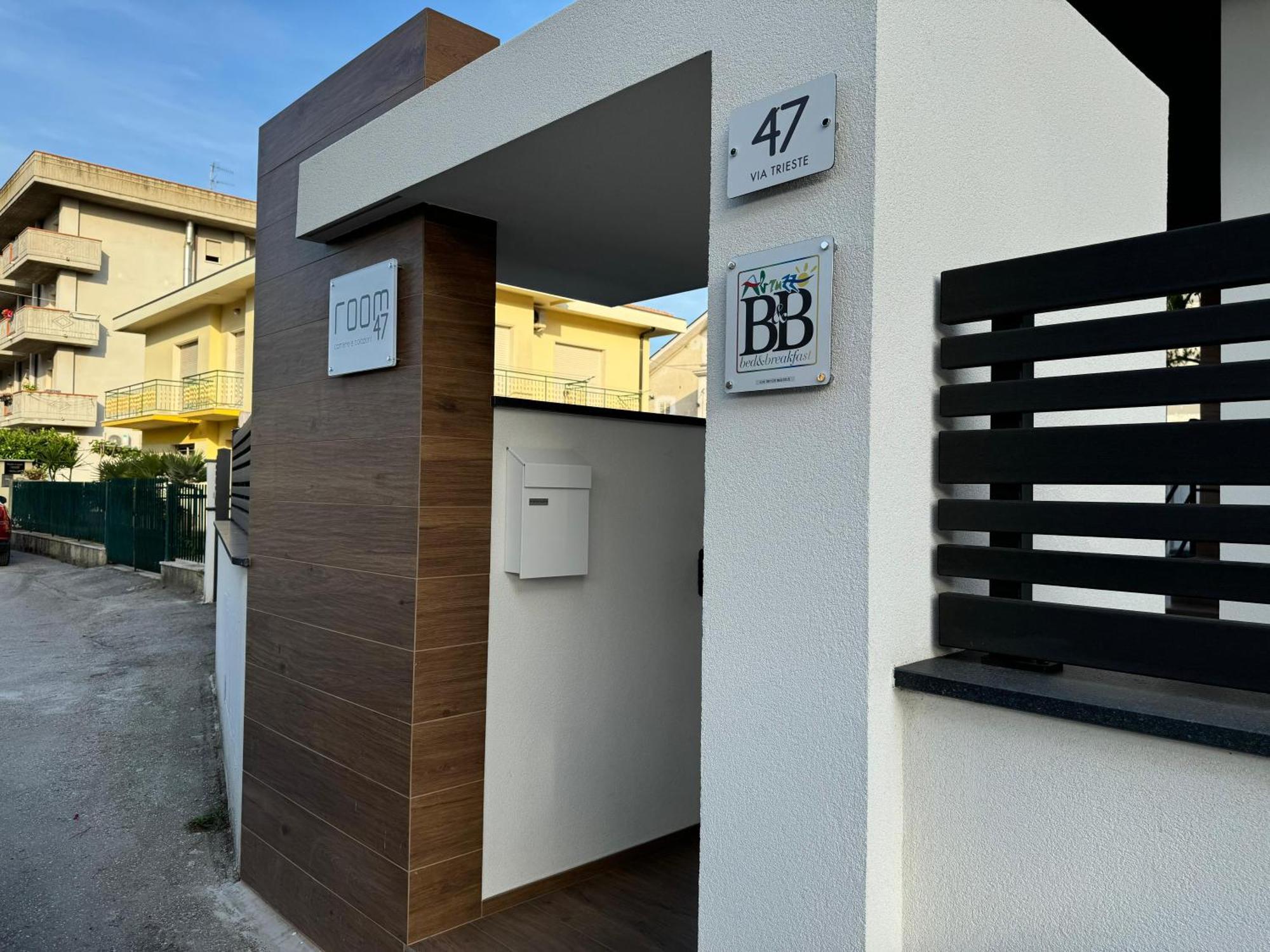 B&B Room47 อัลบา อาดริอาติกา ภายนอก รูปภาพ